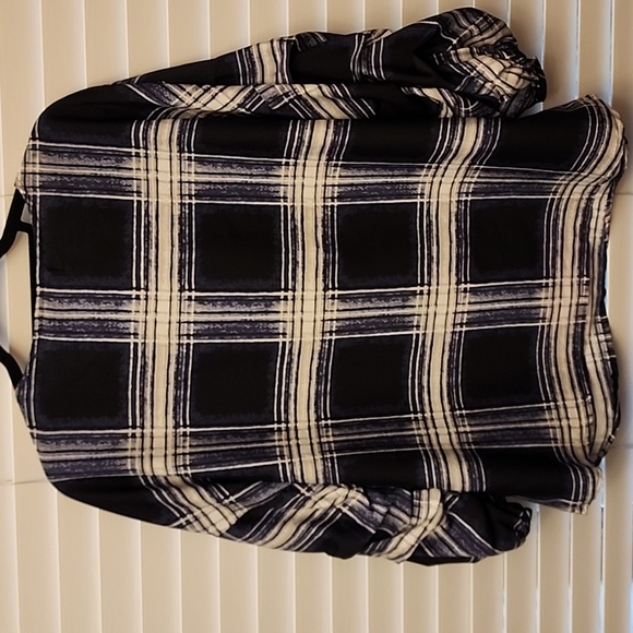 Maggie & Max blue/white plaid Large top - Picture 6 of 7